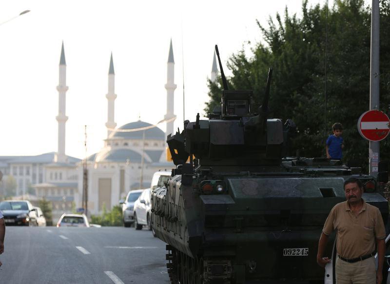 <p><strong>16 Temmuz Cumartesi / 02:30</strong><br />
<br />
Cumhurbaşkanlığı Külliyesi’ne girmeye çalışan bölücü terör örgütü FETÖ mensubu 3’ü rütbeli 13 asker gözaltına alındı.</p>
