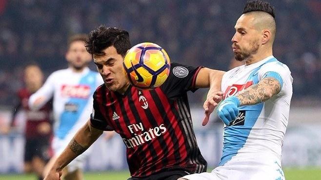 <p>Simon Kjaer’in, Sevilla’ya transfer olmadan önce Milan’la temasta olması, Fenerbahçe’nin de İtalyan ekibinin stoperi Gustavo Gomez’e yönelmesini sağlamıştı. Aykut Kocaman’ın da beğendiği oyunculardan biri olan Gomez konusunda Kanarya’nın ısrarcı olduğu öğrenildi. Kaynak: Fanatik</p>
