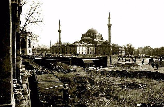 <p>63. Beyazıt Meydan düzenlemesi.</p>
