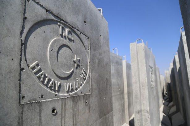 <p>Geçtiğimiz günlerde alt yapısı tamamlanan çalışmalar sonunda, tırlarla getirilen dev beton bloklar, vinç yardımıyla sınıra dizilmeye başlandı.</p>
