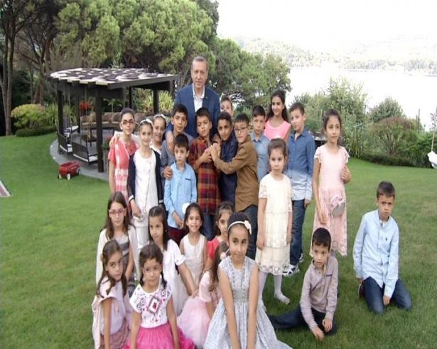 <p><span style="color:#D3D3D3">Çocuklara, yaklaşan yeni eğitim öğretim dönemine katkı olarak, tablet, dizüstü bilgisayarı hediye edildi.</span><br />
 </p>

<p><a href="http://video.haber7.com/video-galeri/59939-erdogan-cocuklarla-bayramlasti"><span style="color:#FFFF00">HABERİN VİDEOSUNU İZLEMEK İÇİN TIKLAYINIZ...</span></a></p>
