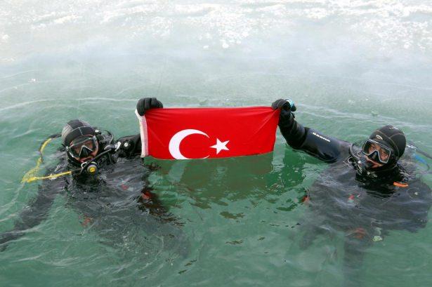 <p>Buz altı dalış etkinliğini Sivas'ın tanıtımı ve ekiplerin zor şartlardaki eğitimlerinin artırılması amacıyla geleneksel hale getirmek istediklerini belirten Ekinci, "Sivas'ta barajlarımız, göletlerimiz ve akarsularımız bir hayli fazla.</p>
