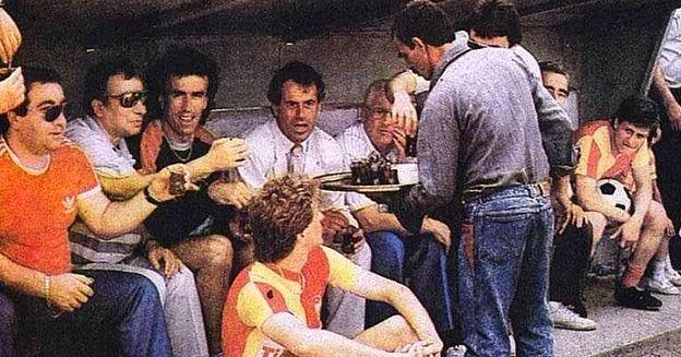 <p>Adana Şehir Stadı Mayıs 1988 | Maç esnasında Galatasaray yedek kulübesine yapılan çay servisi. (Adana Demirspor - GS)</p>
