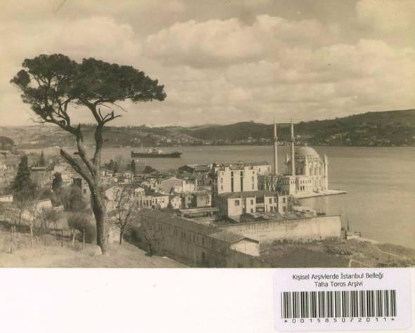 <p>1930 – 1950 arası dönemden Ortaköy sırtlarından İstanbul Boğazı ve Büyük Mecidiye Camii</p>
