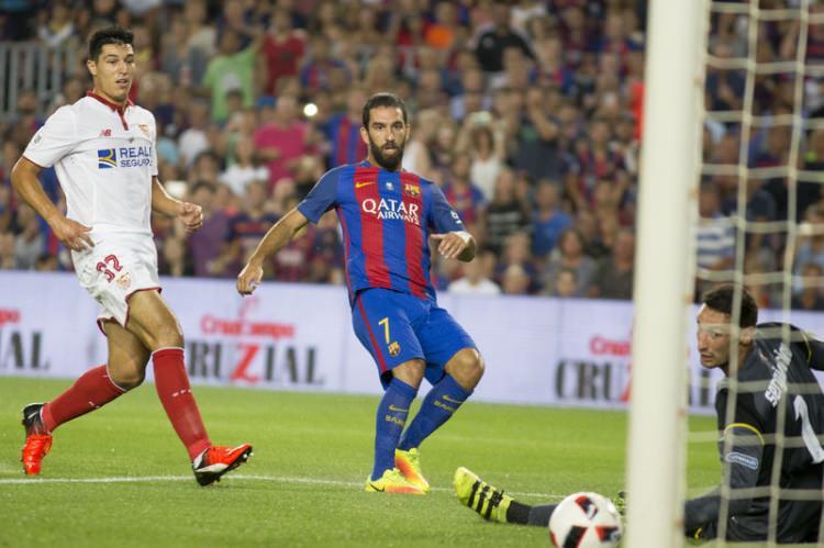 <p>Arda’nın çok yönlü bir futbolcu olduğunu anlatan Luis Enrique, "Forvette de orta sahada da oynayabiliyor. Onun gösterdiği bireysel performanstan da tüm takımın performansında da memnunum." değerlendirmesinde bulundu. Geçen sezon yedek kalan Arda ve Munir’in çok kaliteli futbolcular olduğunu vurgulayan Luis Enrique, Barcelona’nın "çok talepkar" bir takım olduğunu sözlerine ekledi.</p>