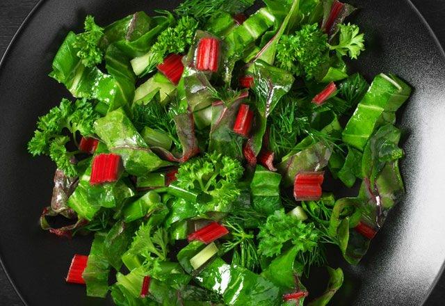 <p><strong>YEŞİL SEBZELER</strong></p>
<p>Hormonlardaki tutarsızlığı düzene girmesini sağlayan yeşil yapraklı sebzelerin vitamini kaybetmemek için buharda haşlayarak tüketin.</p>