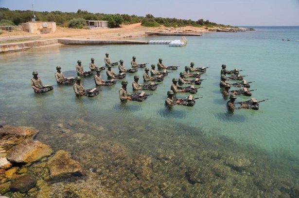 <p>Sensör entegreli hücum yeleği sayesinde, muharebe sırasındaki hareketler, ölüm ve yaralanma gibi durumlar takip ediliyor.</p>
<p> </p>