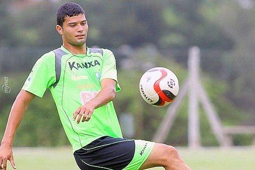<p><strong>Genç yıldız soygunculara arabasını vermediği için kurşunlandı</strong></p>
<p>2011'de Futbol kariyerinin henüz daha çok başında olan 19 yaşındaki Brezilyalı William Morais, soygunculara arabasını vermediği için kurşunlandı.</p>