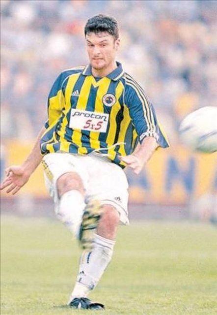 <p>“Alpay formayı sahaya bıraktı” 2000 yılının son derbisinde F.Bahçe, Beşiktaş’ı 3-1 yenince G.Saray maça çıkmadan şampiyon oluyor. F.Bahçe’ye transfer olan Alpay, kendisine yapılan küfürlü tezarühata karşılık formayı İnönü’nün ortasına bırakıyor.</p>