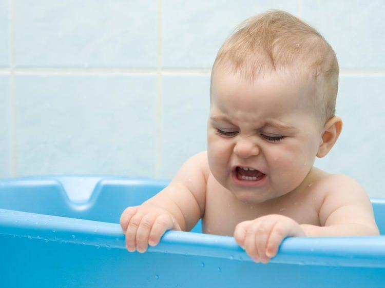 <p>Ayrıca her bebek, suyu sevmediğinden dolayı banyo yapmak, onlar için de zor olabilir. </p>
