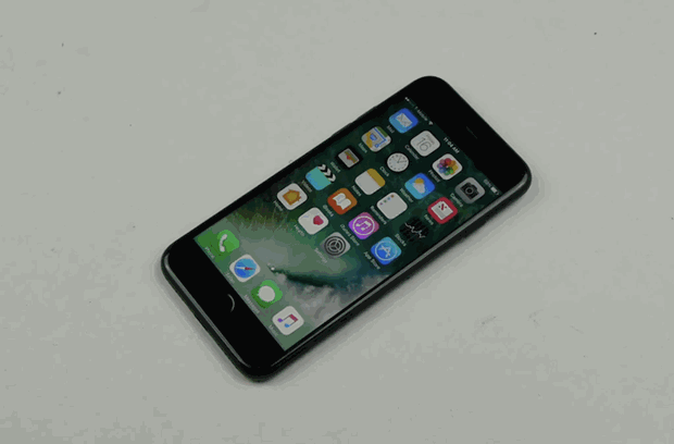<p>Ancak iPhone 7'ye adeta işkence eden kişi sadece JerryRigEverything değil.</p>
<p> </p>
<p>(iPhone 7 çekic ile de test edildi)</p>