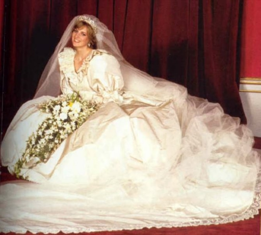 <p>Prens Charles'la 20 Temmuz 1981'le görkemli bir düğünle evlenen Prenses Diana'nın gelinliği David ve Elizabeth Emanuel tarafından tasarlandı. </p>
