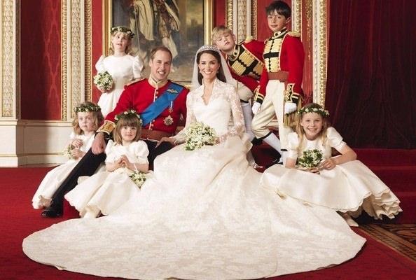 <p><strong>2.Kate Middleton</strong></p>

<p>Tüm dünyada canlı yayınlanan düğünde Kate'in çok konuşulan gelinliğini ünlü modacı Alexander McQueen tasarladı.</p>
