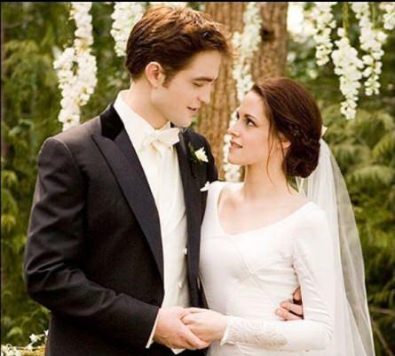 <p><strong>7.Kristen Stewart - The Twilight Saga</strong></p>
<p>Bella Swan kakaterine hayat veren Kristen Stewart 'ın gelinliği büyük sansasyon yaratmıştı.</p>