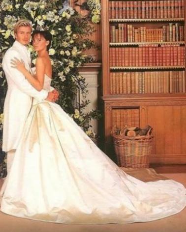 <p><strong>8.Victoria Backham</strong></p>
<p>Victoria Backham şimdi kendi tasarımları yapsa da o dönem, Spice Girls üyesiydi.</p>
<p>1999 yılında ünlü futbolcu David Beckham'la evlenen Victoria, Vera Wang tasarımı şampanya rengi gelinlik giydi.</p>