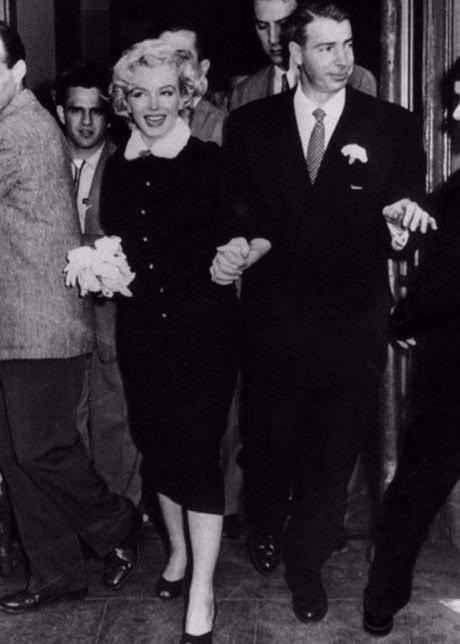 <p><strong>9.Marilyn Monroe</strong></p>
<p>Beyzbol efsanesi Joe DiMaggia ile yaptığı ikinci evliliğinde beyaz kürk yakalı koyu kahverengi, kalem bir elbise giydi. </p>