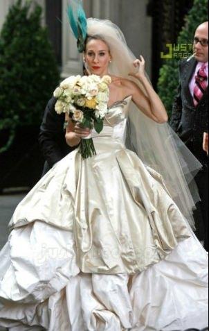 <p><strong>10.Sarah Jessica Parker</strong></p>
<p>Vivienne Westwood tarafından tasarlanan eşsiz gelinlik olarak bilinen gelinlik kalıplarının dışına çıktı.</p>