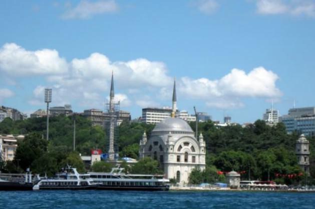 <p>MOLLA ÇELEBİ CAMİİ: Molla Çelebi Camii İstanbul'un Fındıklı semtinde bulunan cami. Fındıklı Camii olarak da bilinir. Banisi kadı Molla Mehmet Çelebi'dir. Mimar Sinan, 1589'da yapmıştır. Deniz kenarındadır.</p>