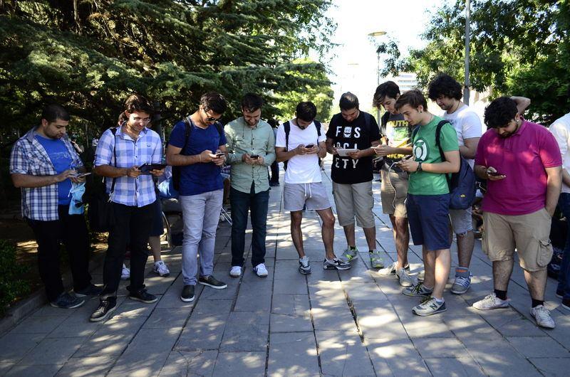 <p>İnternet üzerinden başka ülkelere bağlanarak oyunu indiren Başkentli bir grup oyuncu her akşam Kızılay’da buluşarak saatlerce Pokemon 'avlamaya' çalışıyor.</p>
