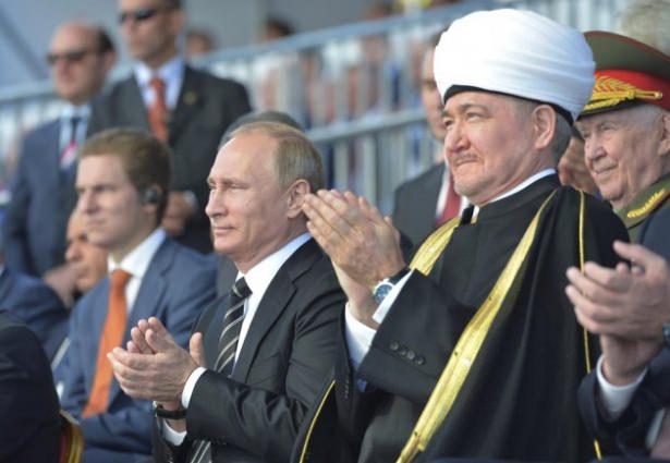 <p>Rusya Devlet Başkanı Vladimir Putin, İslam'ın Rusya'nın "ayrılmaz bir par&ccedil;ası" olduğunu belirterek, M&uuml;sl&uuml;man kanaat &ouml;nderlerinin barışın ve toplumsal anlayışın gelişmesine &ouml;nemli katkı sağladığını s&ouml;yledi.</p>

<p>&nbsp;</p>
