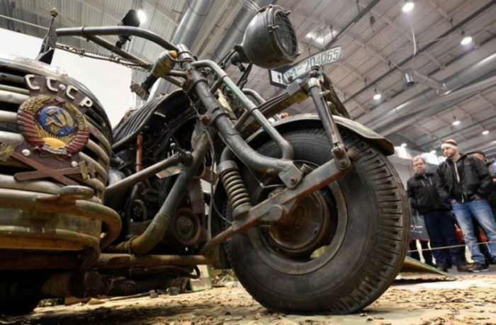 <p><strong>Motosiklete tank motoru taktılar</strong></p>

<p>Almanya'daki Zillah köyünde dünyanın en büyük motosikleti yapıldı.</p>
