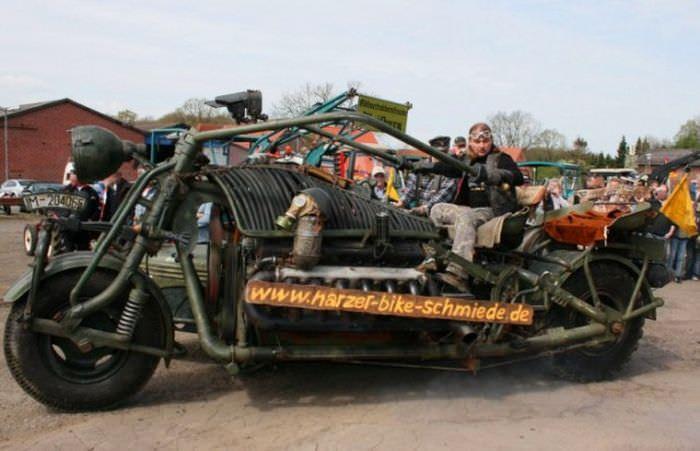 <p>Ancak bu motosikletin en önemli özelliği büyük olması değil bir Sovyet tankının motoruna sahip olması!</p>

<p> </p>
