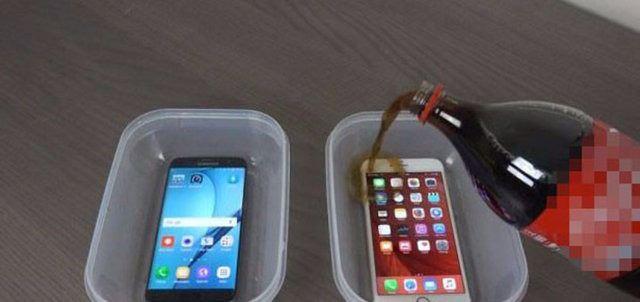 <p>Önce eşit büyüklükte iki plastik kab içinde ki telefonlar kola ile tamamen dolduruluyor.</p>
<p> </p>