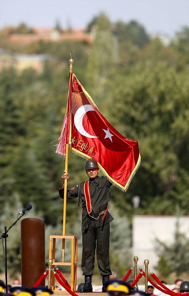 <p>Kurtuluş Savaşı, Kore Savaşı ve Kıbrıs Barış Harekatı'nda kullanılan üniformaları giyen birliklerin de katıldığı yemin töreninde silahlar ve Türk bayraklarının bulunduğu masaların etrafında sıralanan askerler, Türk bayrağı ile silah üzerine el basarak askerlik yemini etti.</p>
