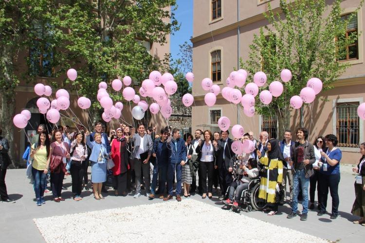 <p>Çocukluk döneminde normal kabul edilen enjeksiyonların tekrarlaması, beklenenden ağır geçmesi ve damarların antibiyotik kullanımına ihtiyaç duyması immün yetmezliği hastalığını akıllara getirir.</p>