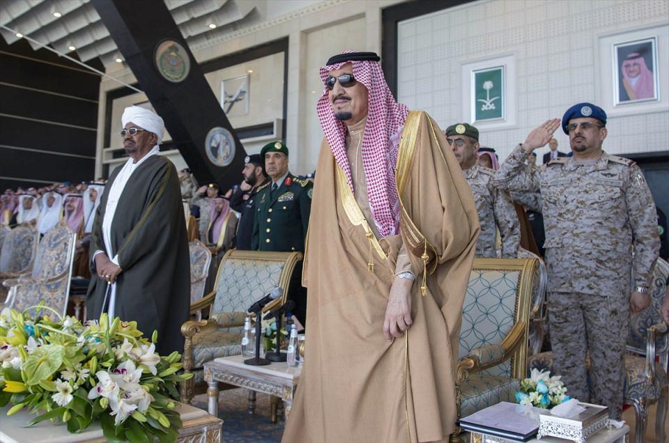 <p>2012 yılında ABD ile yapılan anlaşma sonucu satın alınan F15-SA u&ccedil;aklarının ilk b&ouml;l&uuml;m&uuml;n&uuml;n de teslim edildiği t&ouml;rene, Suudi Arabistan Kralı Selman bin Abdulaziz (sağda) ve Sudan Devlet Başkanı &Ouml;mer el-Beşir (solda) katıldı.</p>
