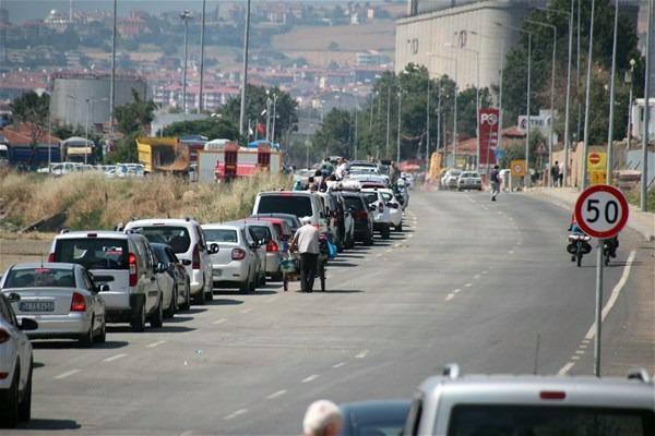 <p>Tekirdağ'daki feribot iskelelerinde bayram tatili dolayısıyla araç yoğunluğu yaşanıyor. Feribotları kullanarak araçlarıyla Bandırma ile Avşa ve Marmara adalarına geçmek isteyen tatilciler yol kenarlarında sıranın kendilerine gelmesini bekledi. </p>
<p> </p>