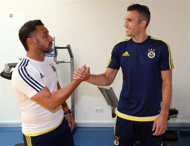 <p>Fenerbahçe'nin yeni transferi Hollandalı futbolcu Robin Van Persie, teknik heyet ve takım arkadaşlarıyla tanıştı. </p>