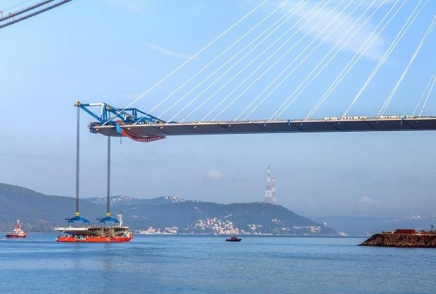 <p>29 Mayıs 2013 tarihinde gerçekleşen temel atma töreninden sonra devam eden köprü inşaatı, yarın (06.03.2016), Başbakan Ahmet Davutoğlu’nun da katılması beklenen bir törenle açılıyor.</p>
