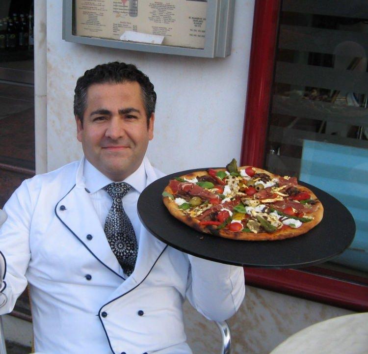<p>Pizza Royale, DomPerignon İskoç somon füme, havyar, eski balzamik sirke, geyik eti madalyondan oluşuyor. </p>
