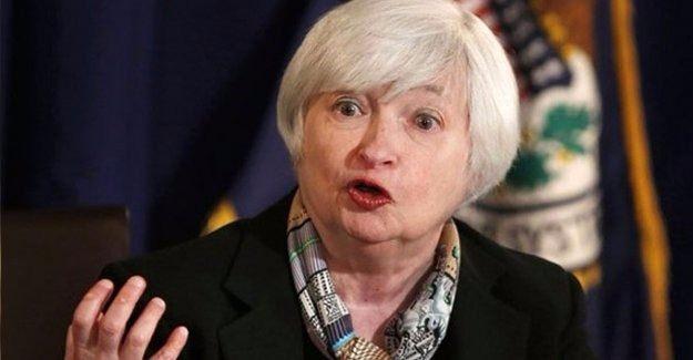 <p><strong>SORU 1: Dolar neden fırlayıp gitti?</strong></p>
<p>CEVAP 1: Çok sebep var ama işin ağırlıklı kısmı, ABD'den gelen haberlerle ilişkili. Amerikan Merkez Bankası'nın epeyce bir süredir devam eden faiz artırma eğilimi nedeniyle sıcak para, bizim gibi gelişmekte olan ülkelerden çıkıp ABD'ye yönelmeye başladı.</p>