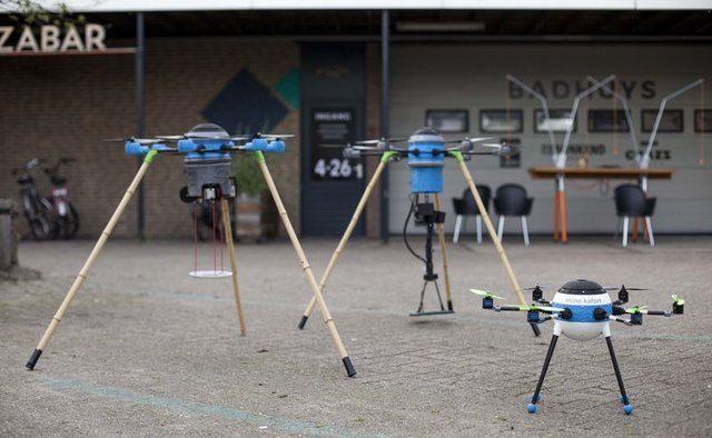 <p>Büyük benekli bir topu andıran Mine Kafon, rüzgar gücünün etkisiyle hareket edip düz arazilerde üzerinden geçerken ağırlığıyla tetiklediği mayınları patlatarak etkisiz hale getiriyor.</p>

<p> </p>
