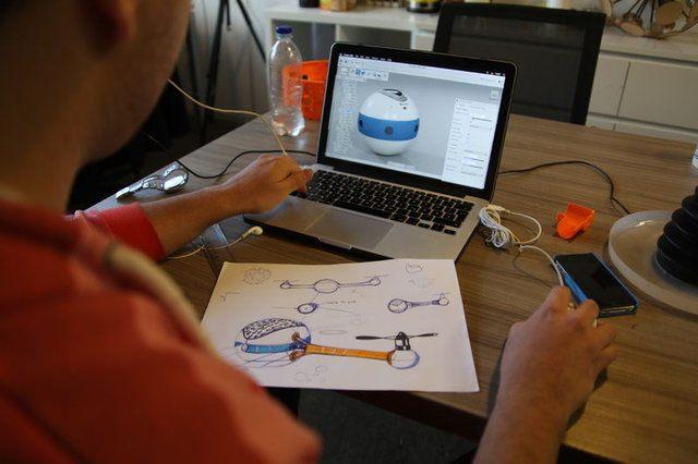 <p>"Ardından, toprak üzerinde alçaktan uçarak mayınların yerini tespit ediyor. Sonrasında, üzerine yerleştirilmiş robotik bir kolla güvenli bir mesafeden mayını patlatarak etkisiz hale getiriyor." ifadelerini kullandı.diye konuştu.</p>

<p> </p>
