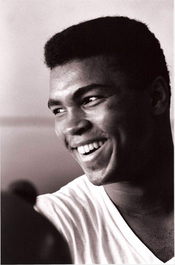<p>Dünya boks tarihinin efsane ismi Dünya eski ağır sıklet boks şampiyonu Muhammed Ali solunum rahatsızlığı nedeniyle hayatını kaybetti.</p>
