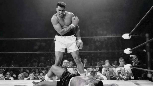 <p>Müslüman olmadan önceki ismi Cassius Marcellus Clay Jr. olan Muhammed Ali, 17 Ocak 1942'de Kentucky Louisville'de doğdu.</p>
