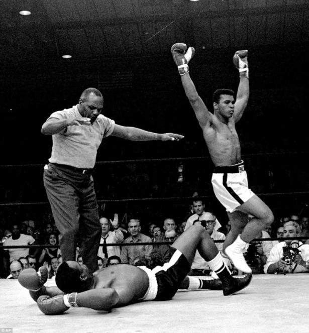 <p> Muhammed Ali ismini aldı ve çok sevdiği boks'a 1967'den 1970'e kadar ara vermek zorunda kaldı.</p>