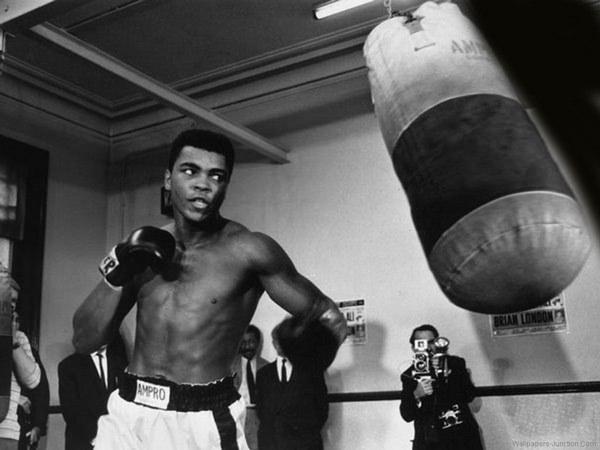 <p>1970'te temyiz davasını kazanıp tekrar boksa döndü. 1971'de Joe Frazier ile 'Asrın maçı'na çıktı ve profesyonel boks kariyerinde ilk defa kaybetti. </p>