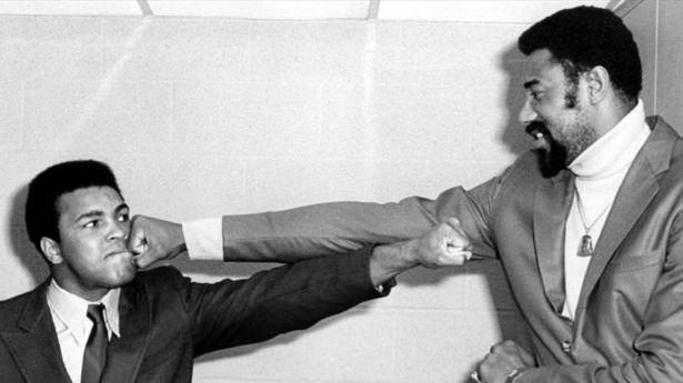 <p>Böylece hem kaybettiği unvanını alacak hem de daha bitmediğini gösterecekti. 1974'te Foreman’ın bahisçilerde 7'ye 1 favori olduğu maçta rakibini hiç beklenmedik bir taktik ile sekizinci raundda nakavt edip hak ettiği unvanı Floyd Patterson'den sonra tekrar elde eden ikinci boksör oldu.</p>