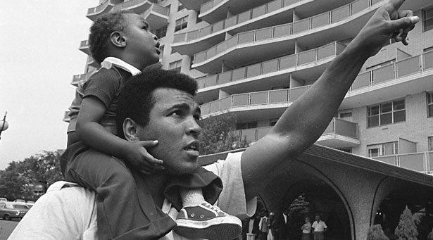 <p>Profesyonel döneminde sadece 5 kez yenilen, Olimpiyat ve Dünya Şampiyonu olan Muhammed Ali, 36 yaşına kadar bütün şampiyonlar için tek isim olmayı başardı ve 37'si nakavt olmak üzere 56 maç kazandı.</p>
