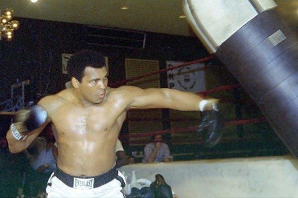 <p>1964 yılında 'Malcolm X'ten etkilenerek müslüman olan ve Cassius Marcellus olan adını da Muhammed Ali olarak değiştiren efsanevi boksör, 1976 yılının ekim ayında Türkiye'ye de geldi.</p>
<p> </p>