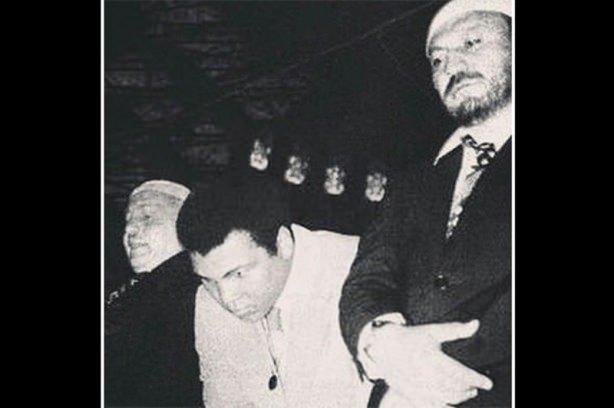 <p>İstanbul Atatürk Havalimanı'nda dönemin Milli Selamet Partisi Genel Başkanı merhum Necmettin Erbakan tarafından Atatürk Havalimanı'nda karşılanan Muhammed Ali, burada kendisini bekleyen binlerce kişiyle birlikte Sultanahmet Camisi'ne gidip Cuma namazı kıldı.</p>
<p> </p>
