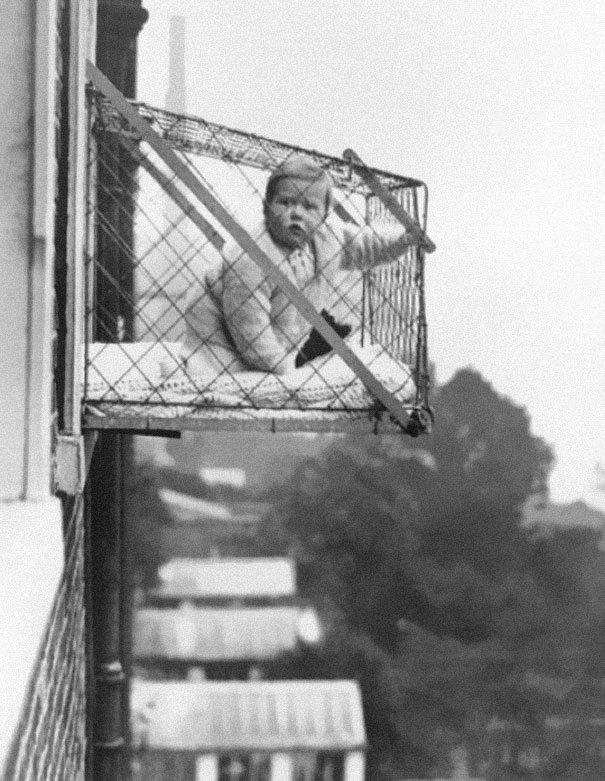 <p>Apartmanda yaşayan bebeklerin yeterince ışık ve temiz hava alması için yapılmış kafesler, 1937.</p>