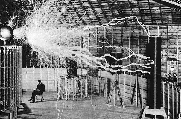 <p>Laboratuvarındaki "Tesla Bobini"yle Nikola Tesla.</p>