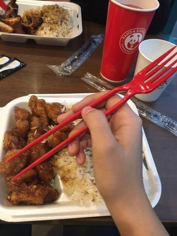 <p><strong>Hem çatal hem chopstick</strong></p>

<p>Yemekler için hem çatalı hem de chopsticki bir arada kullanabiliyorsunuz.</p>
