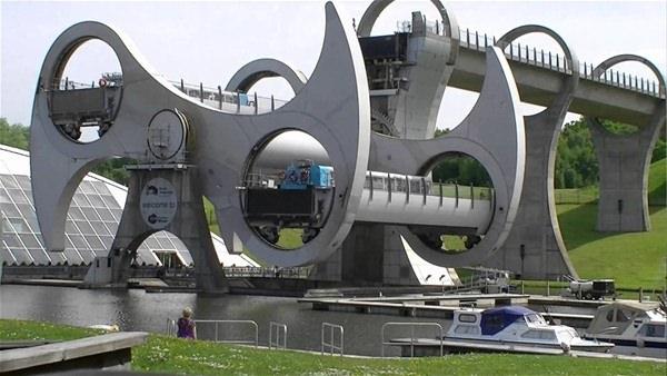 <p>Kanal, Glasgow ve Edinbugh gibi iki önemli merkezi birbirine bağlıyor ve normalde Falkirk Wheel olmasa bu iki kanal arası yükseklik 24 metre. <br />
 </p>
