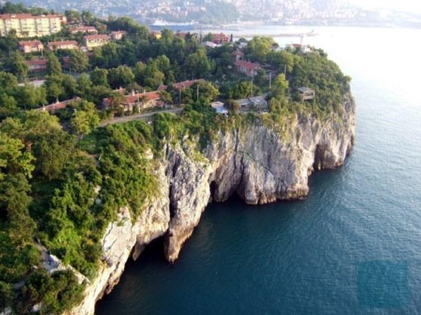 <p>Karadeniz'in en güzel kentlerinden biri olan Zonguldak, eşsiz doğal güzellikleri ve tarihsel değerleri ile görenleri kendine hayran bırakıyor.</p>
